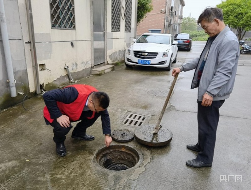 对辖区窖井进行摸排(央广网发 陆静琪摄)