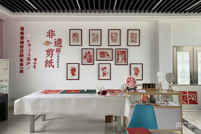 谷晓萌摄)2021年,建湖县冈西镇继续规划了顾顶村非遗剪纸传承人工作室