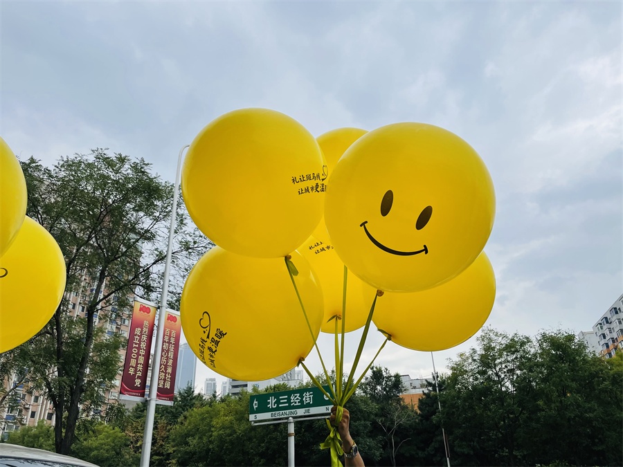 沈阳市青年大街北三经街交叉路口的斑马线上,一个个巨大的黄气球悬浮