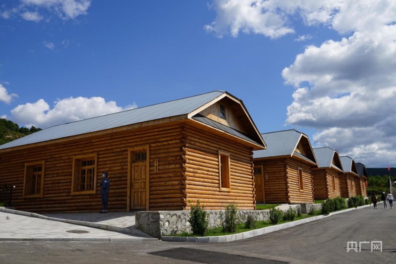 小镇上成排的俄式木屋让旅游更加身临其境.