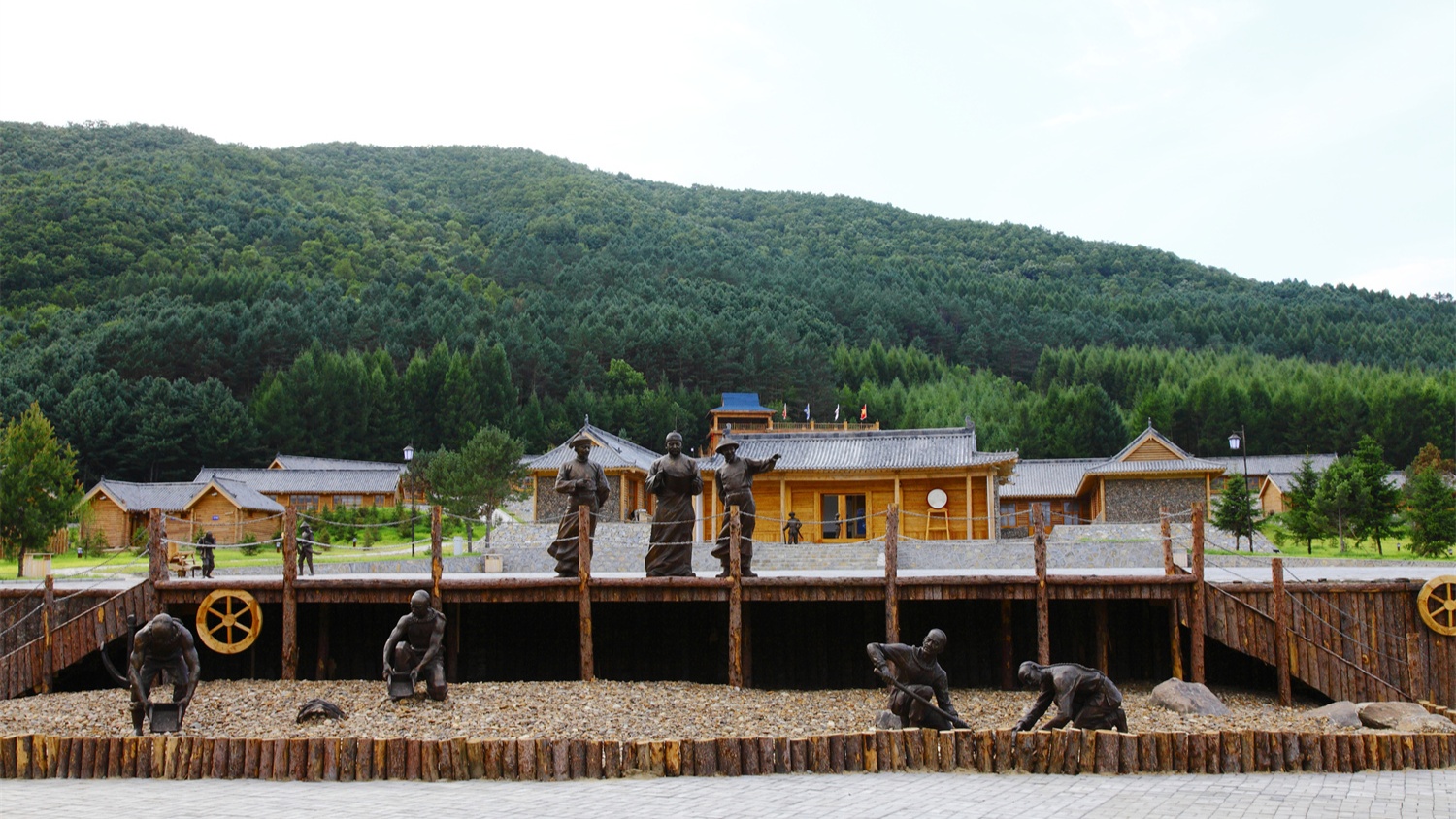 黑龙江频道 文旅体育活动中,鹤岗市获得了"北方最佳自驾游目的地旅游