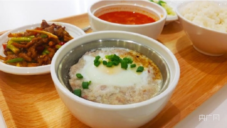 肉嫩蛋滑的肉饼蒸蛋套餐(央广网发 乡村基供图)