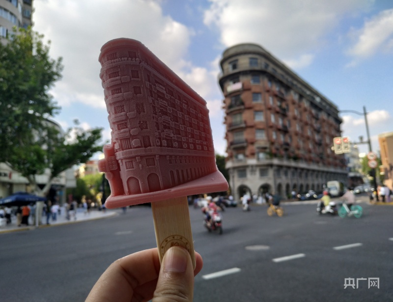 网上海9月17日消息(记者杨静 林馥榆)一手拿着新出品的武康大楼雪糕