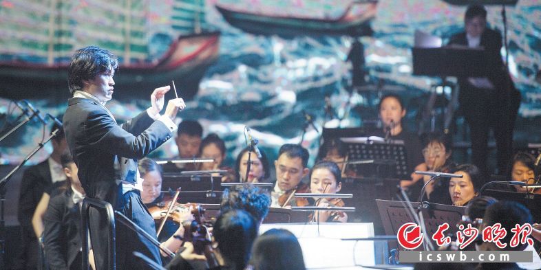 著名指挥家邹翔.