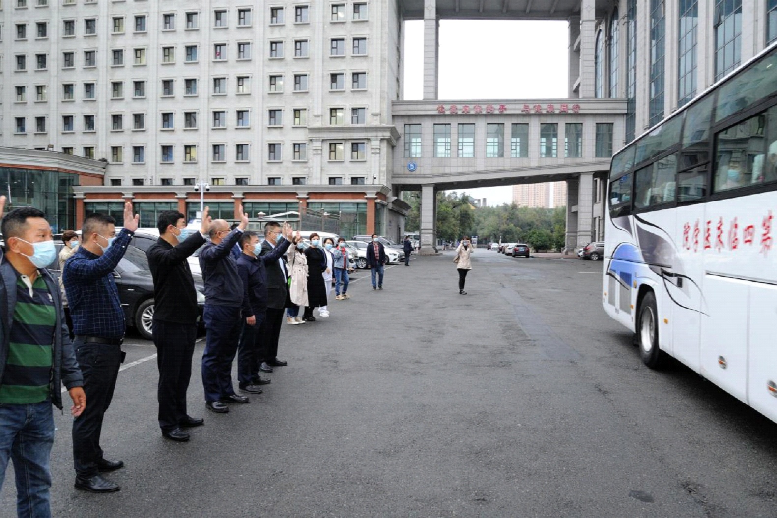 哈醫大四院派兩支核酸採集隊馳援哈爾濱市南崗區,松北區.