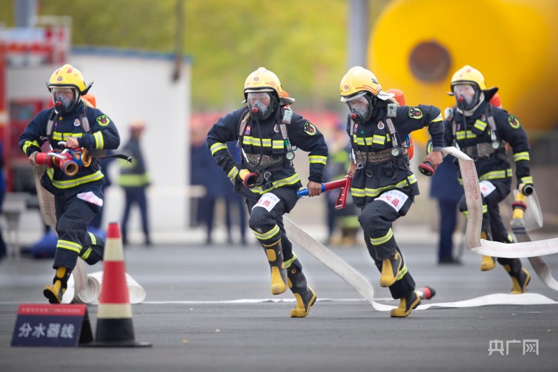 枪炮协同灭火操比拼,消防队员奔跑中步伐一致.朱霍轩 摄 央广网发