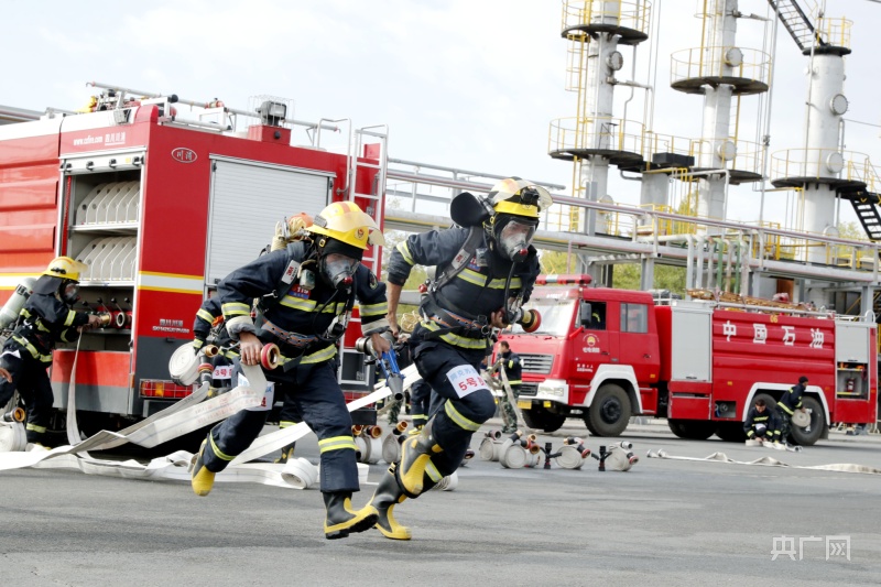 企业消防队开展水罐消防车双干线出三支水枪操比拼. 王彬 摄 央广网发