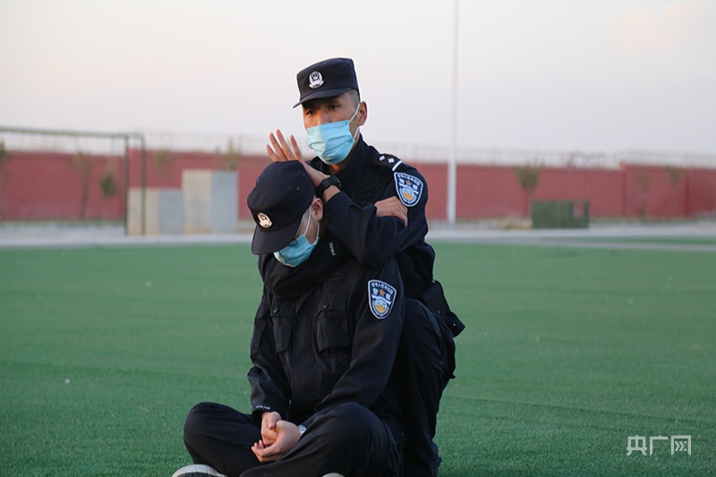 教官向民警演示颈部三角锁.央广网发