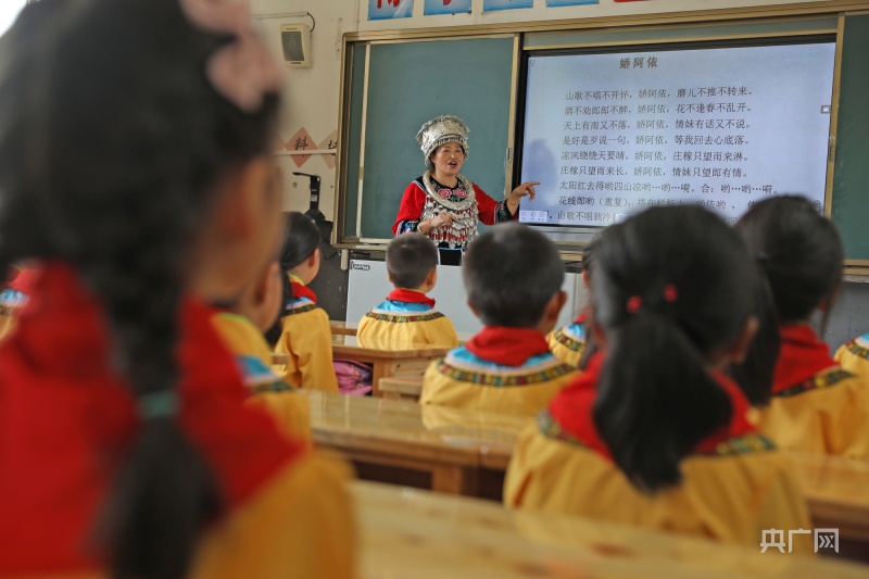 "苗族民歌"非遗传承人任茂淑指导学生传唱苗族民歌(央广网发 赵勇摄)