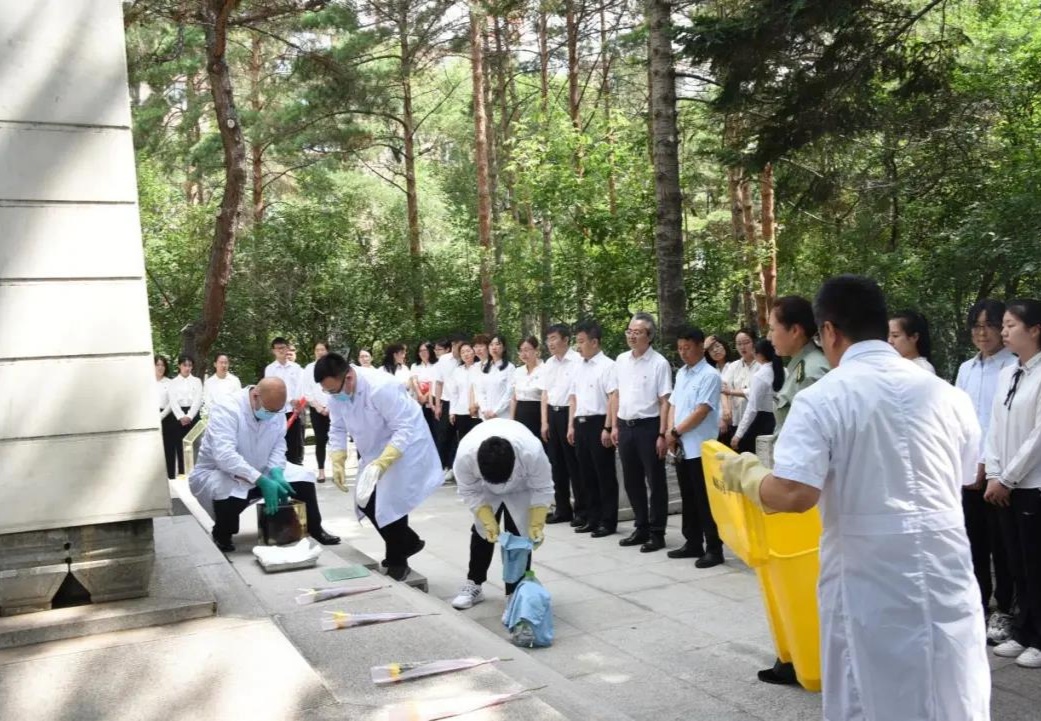 黑龙江中医药大学守护烈士遗首三十五年