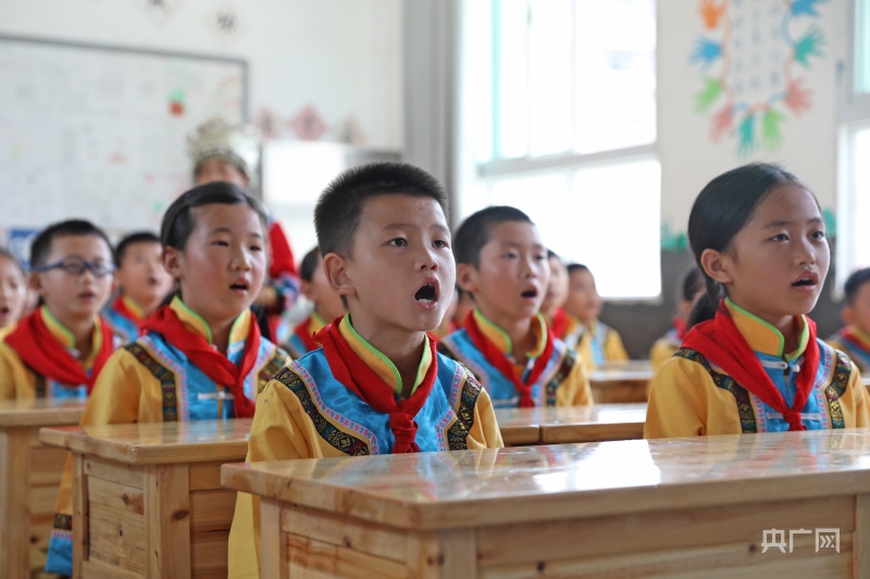 鞍子镇小学4年级1班的学生身着民族服装传唱苗族民歌(央广网发 赵勇摄