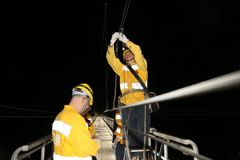 检调接触网吊弦装置(央广网发 冉杰摄)