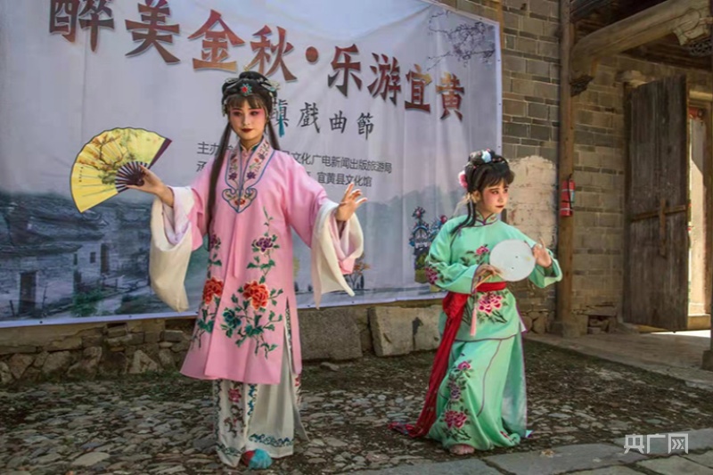 展演国家级非遗宜黄戏节目《游园》(央广网发 尹文兵 摄)