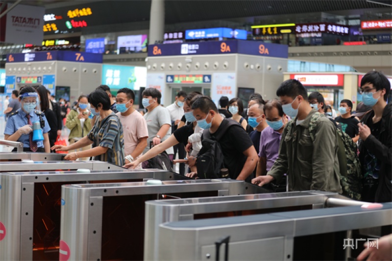 国庆假期期间 旅客在郑州东站检票口通过闸机检票(央广网发  通讯员