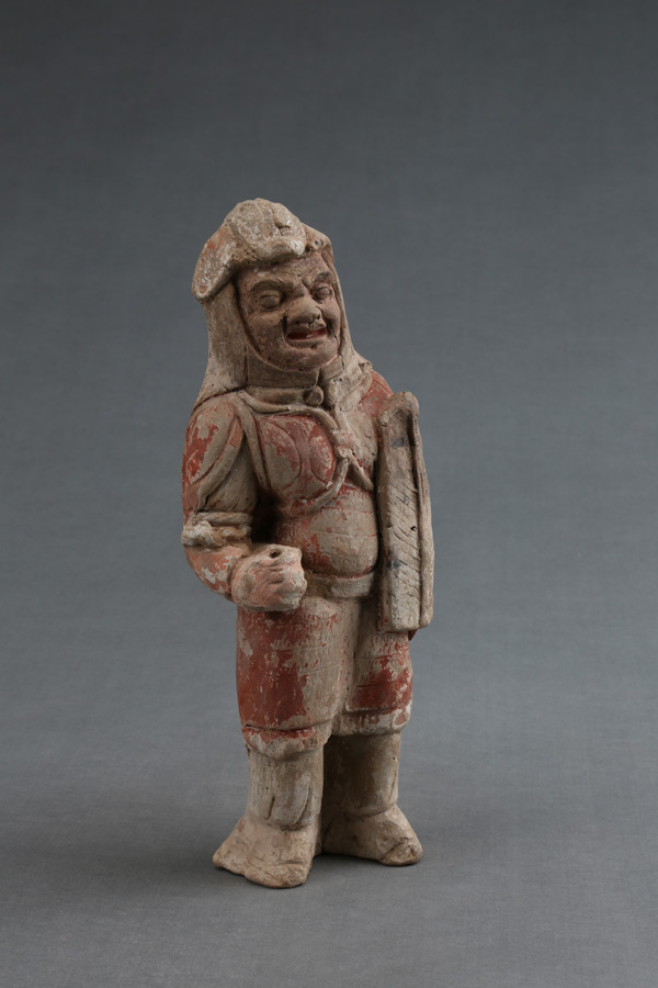 豆卢整夫妇合葬墓出土的持盾武士俑(央广网发 陕西省考古研究院供图)