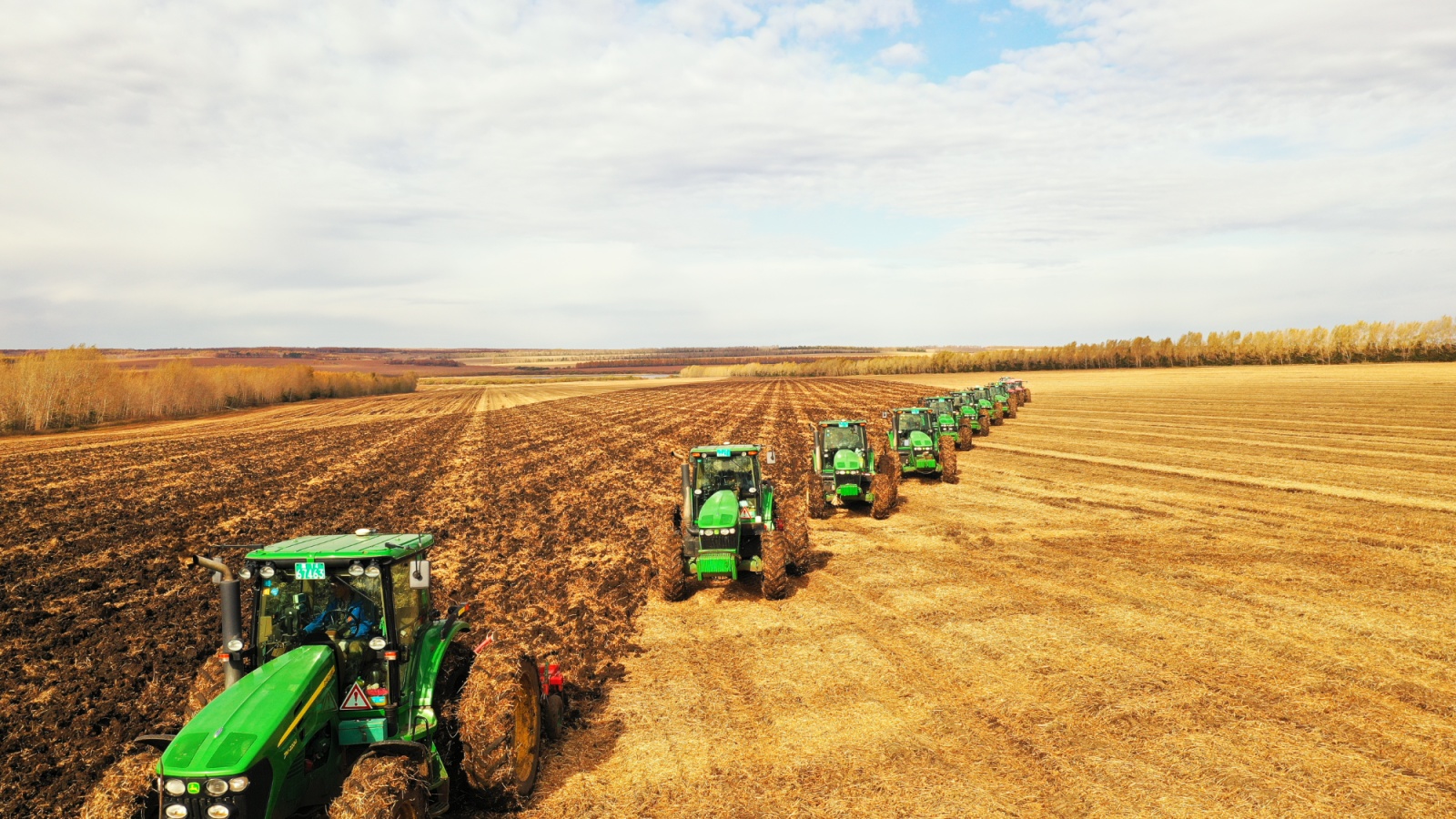 黑龙江频道 焦点图今年8月份,九三分公司累计平均降雨已达到近800毫米