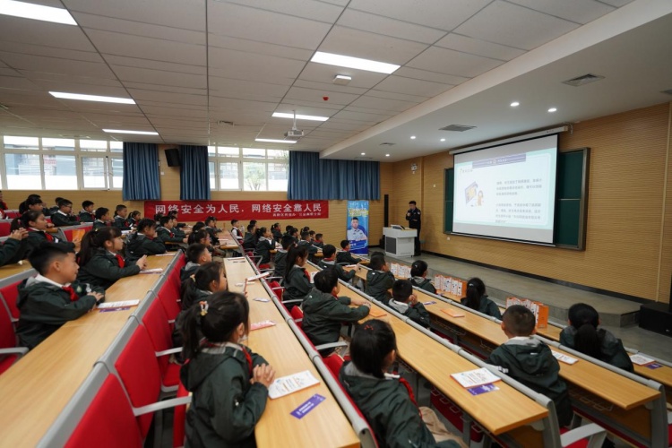 带同学们共同学习了安全用网小知识,积极引导学生安全上网,理性上网