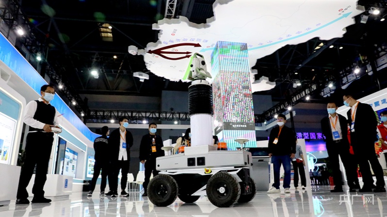 中建铁投集团移动式高精度测量机器人亮相重庆物博会