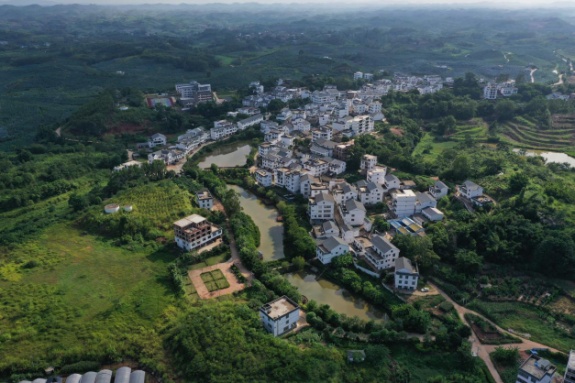 位于南宁市良庆区南晓镇的屯六水库山清水秀(央广网发 南宁市良庆区委