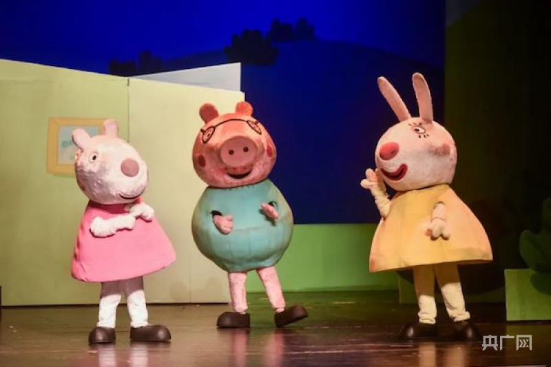 小猪佩奇中文版舞台剧《完美的下雨天》将在海口上演