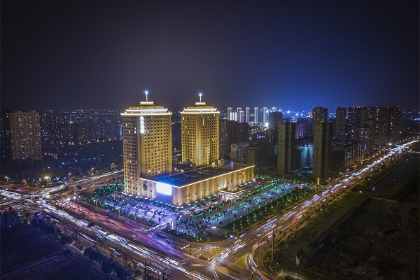 东方大道沿线夜景(央广网发 徐海江摄)