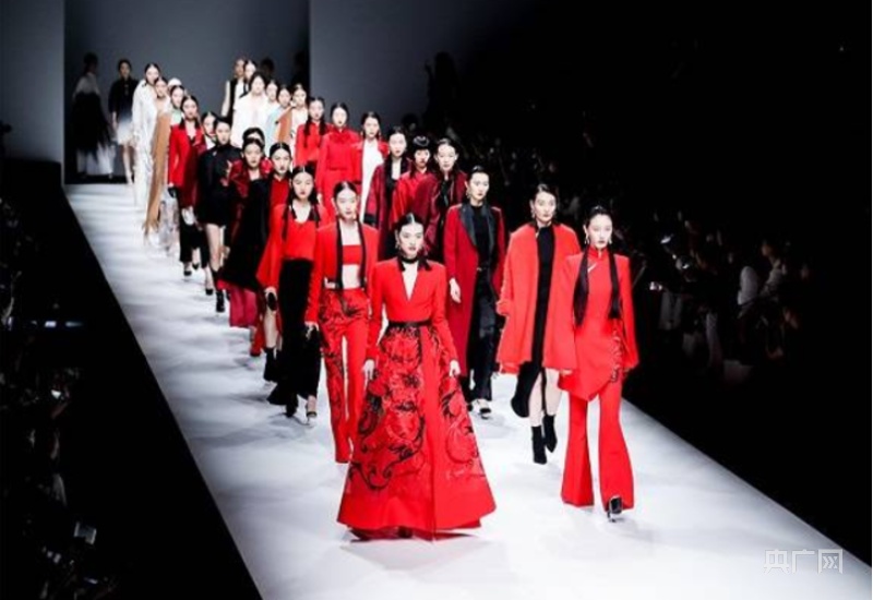 女性服装品牌排行_华服演绎东方熊英高级女装品牌亮相上海时装周