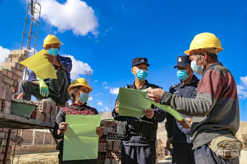 行业动态民警还针对冬季安全生产,边境法律法规知识等进行宣传,同时