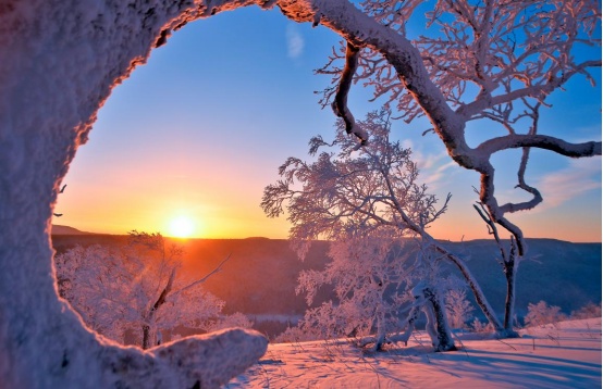 从中国最冷小镇呼中的第一片雪花飘落,到华夏东极的第一缕阳光升起,从