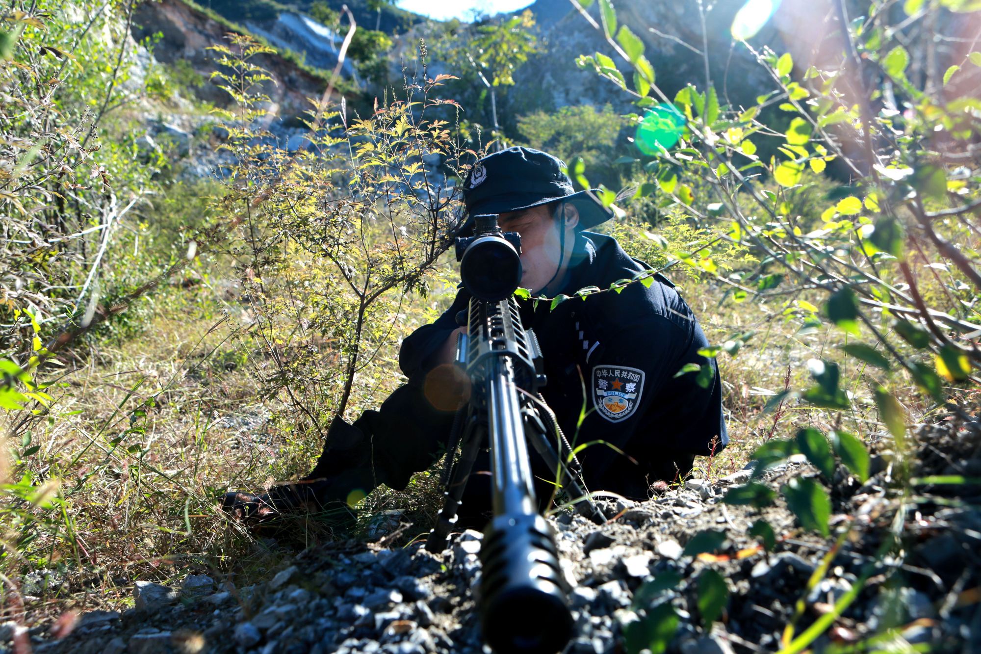 天津公安特警总队组织开展山地围捕战斗训练
