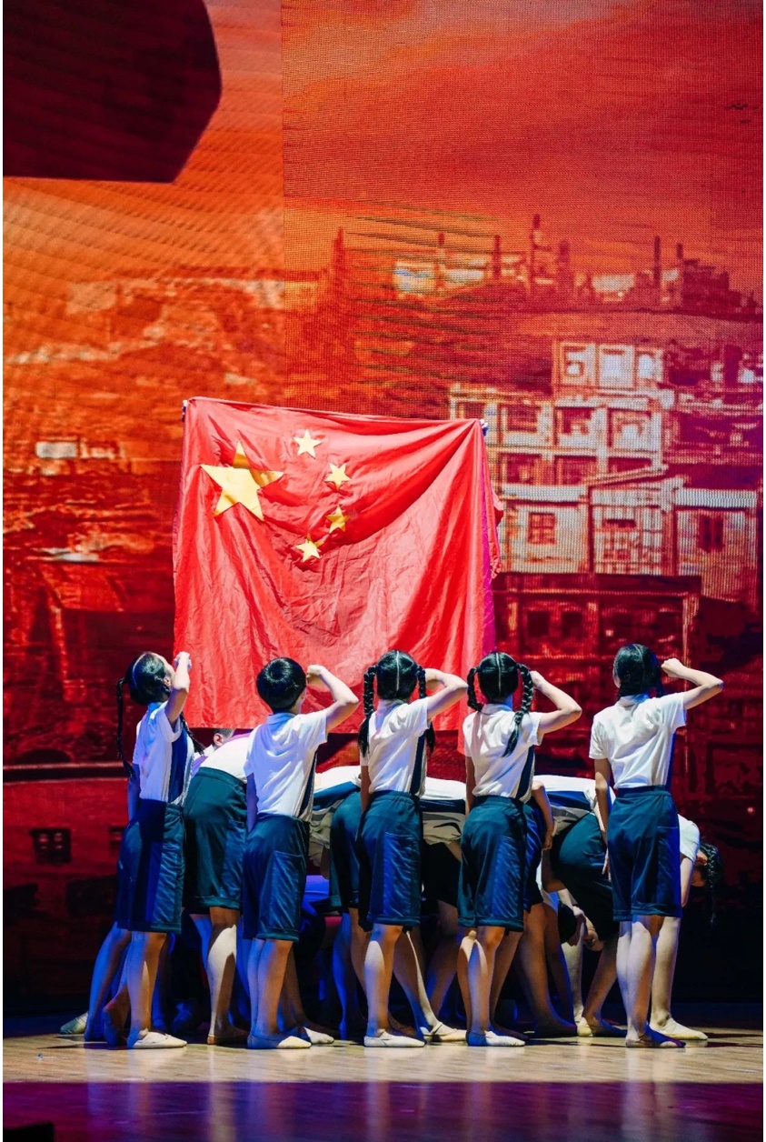 舞蹈《山城升起的第一面五星红旗》 (央广网发 重庆育才中学供图)