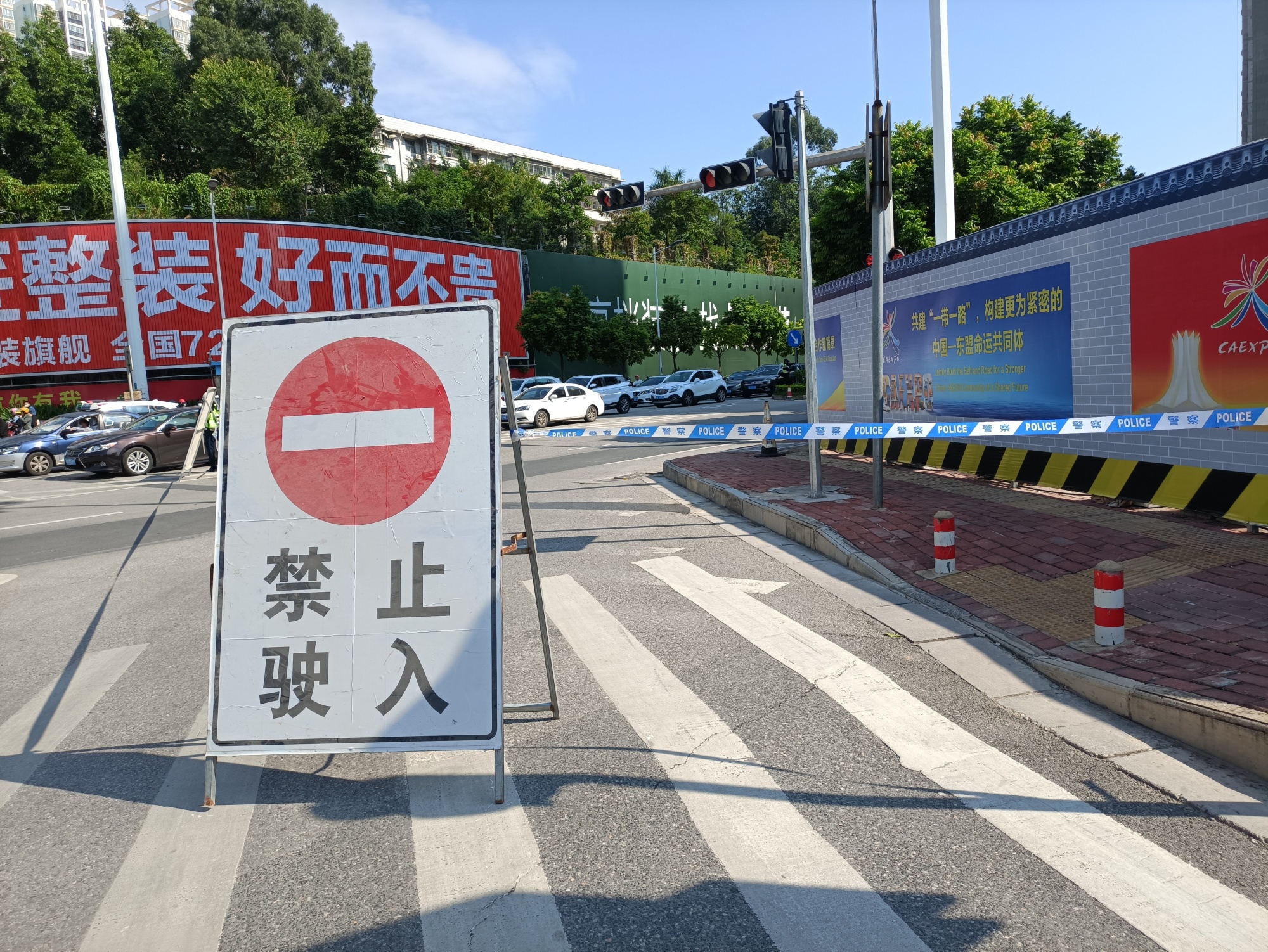 柳象路往事故发生地方向,交警拉开警戒线,禁止车辆驶入(央广网发 吴良
