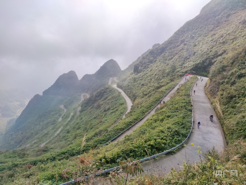 秀山"川河盖45道拐·最美天路"山地自行车邀请赛开赛