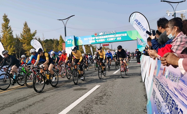 选手们冲出起跑线(央广网发 胡士军摄)