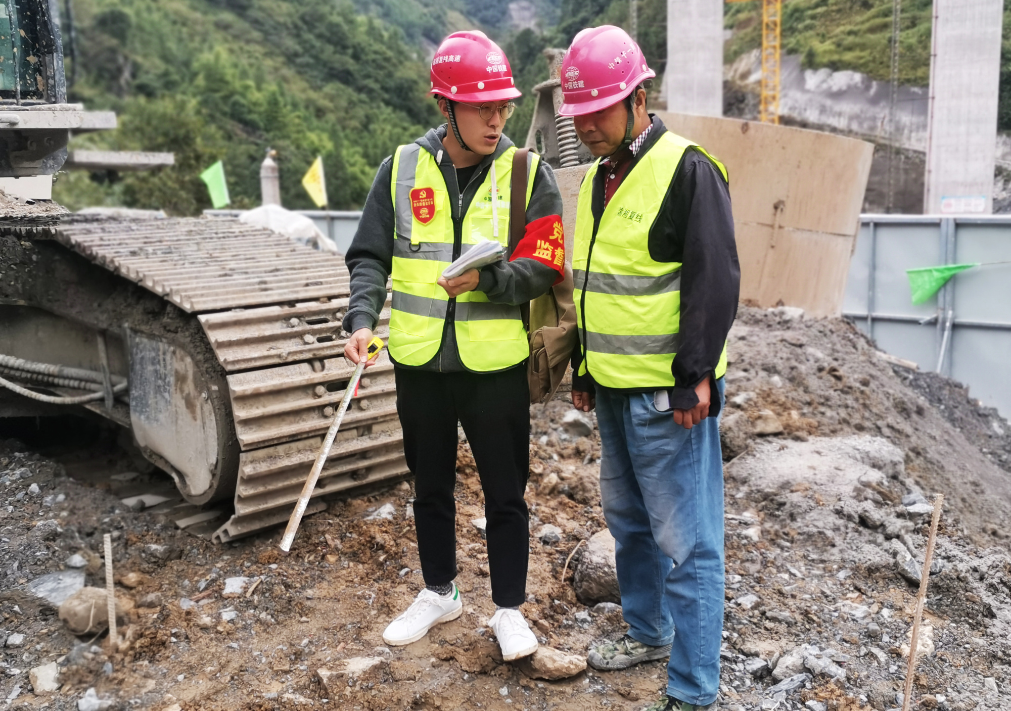 彭酉路1标党员质量监督岗侯进峰(左)在施工现场检查施工质量(央广网发