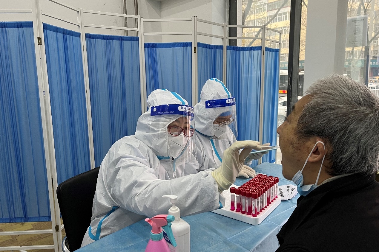 10月30日当晚核酸采样室全员上岗,为全院干部职工检测核酸.