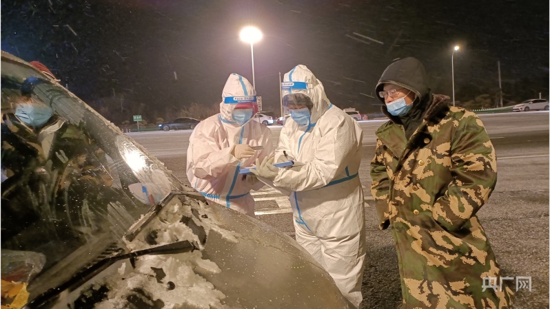 致敬 风雪中的一线抗疫工作者_央广网