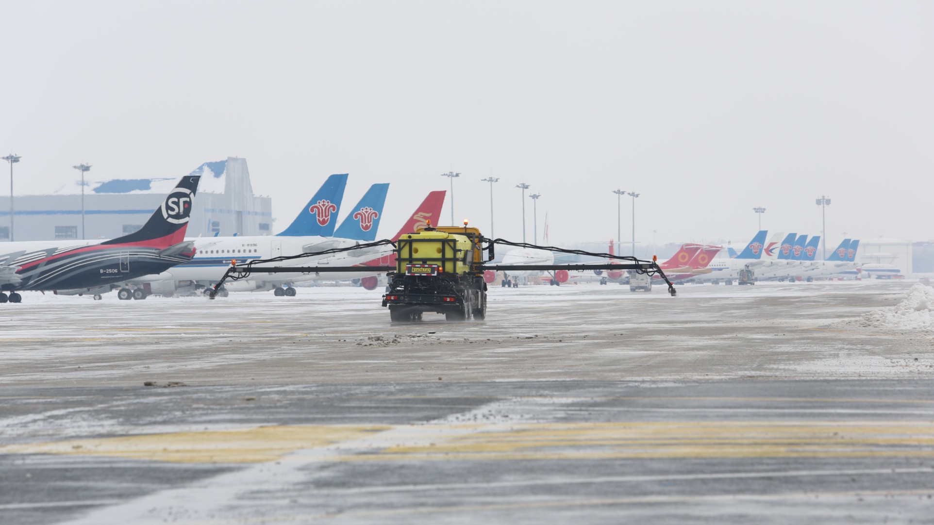 供圖針對飛機表面的積雪,結冰,9日10時,哈爾濱機場機務部門提前實施