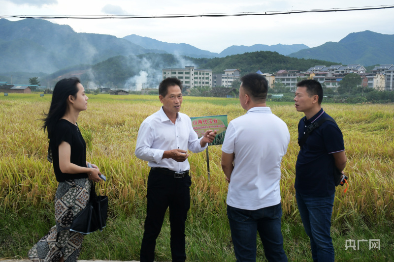 報道組採訪三明市沙縣區夏茂鎮俞邦村村民俞廣清(左二)(央廣網發 龔雯