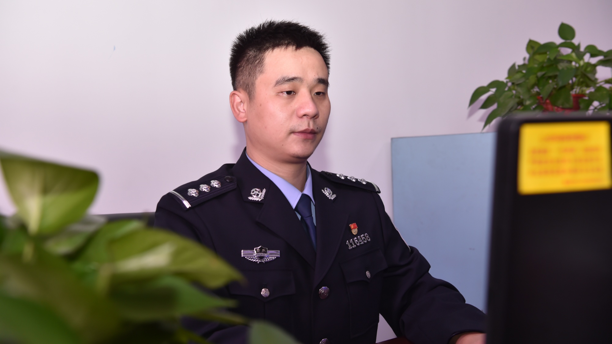 工作中的程飞(央广网发 万州区公安局供图)