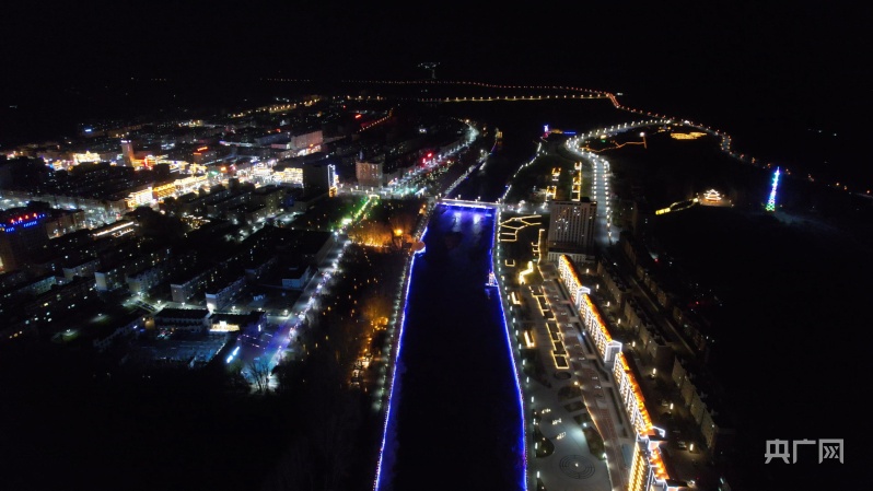 富蕴县夜景.乌兰别克 摄 央广网发