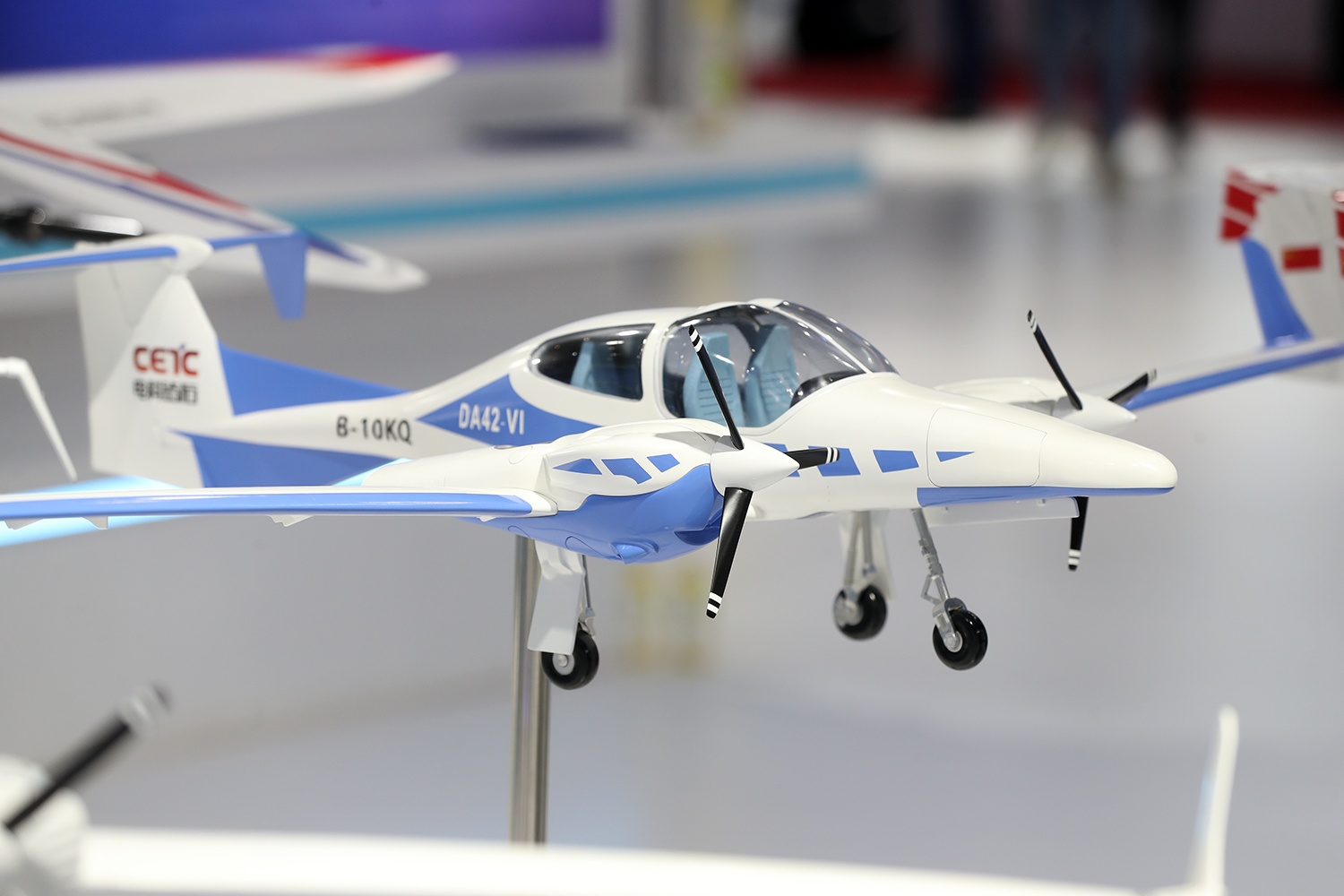 长三角一体化展区展出的飞机模型