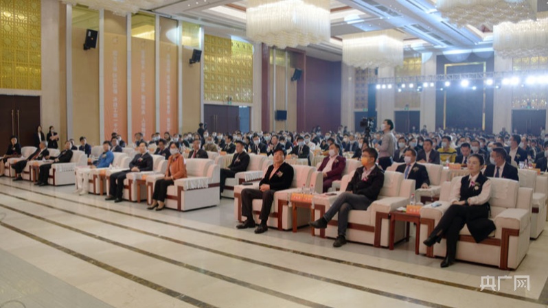 完美体育江西省赣州市信丰县电子信息产业推介会成果丰硕 现场签约项目20个(图3)
