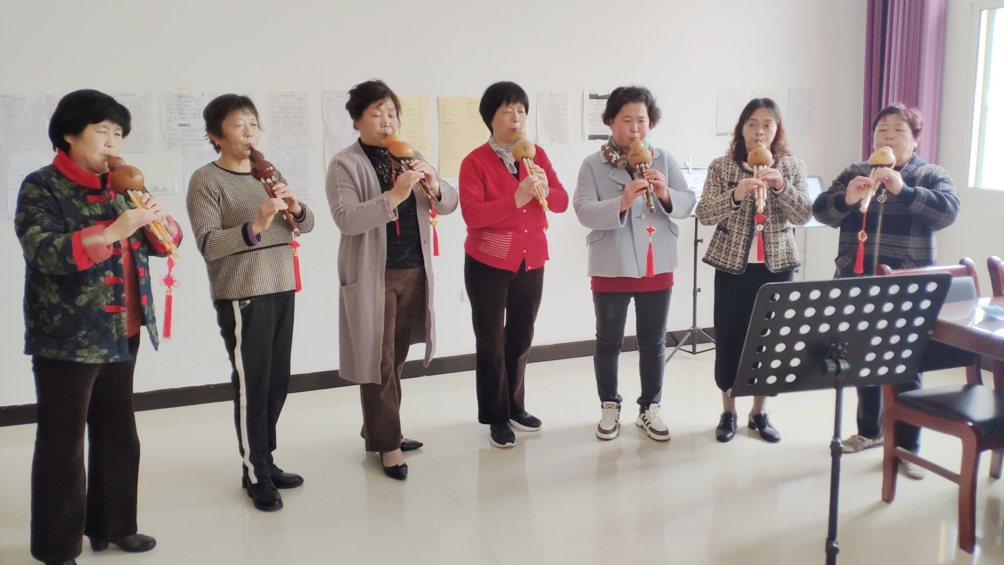 村民们演奏葫芦丝.(央广网发 泾阳县 供图)