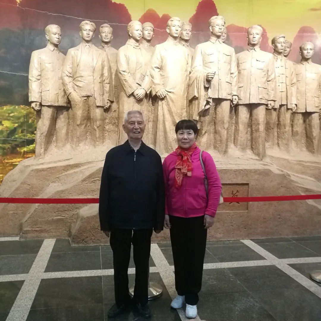 98岁,国家体育总局局长苟仲文为他颁发"健康标杆"荣誉奖杯.