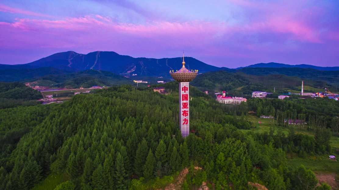 "中国亚布力"的标识塔屹立在群山中.佟中伟 摄