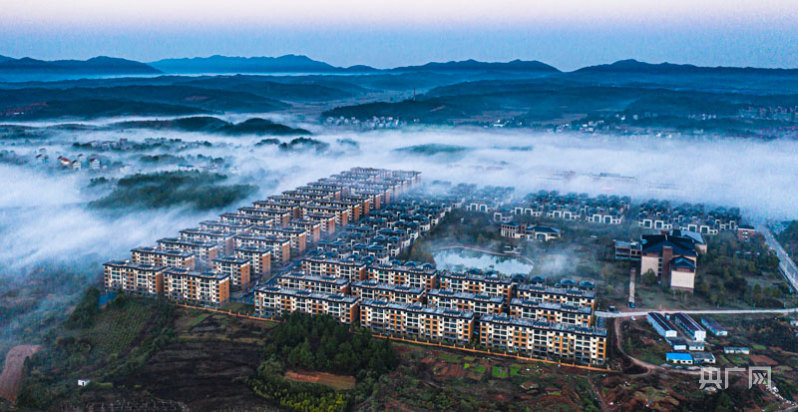 江西省吉安市新干县界埠镇一住宅小区若隐若现.(央广网发 李福孙 摄)