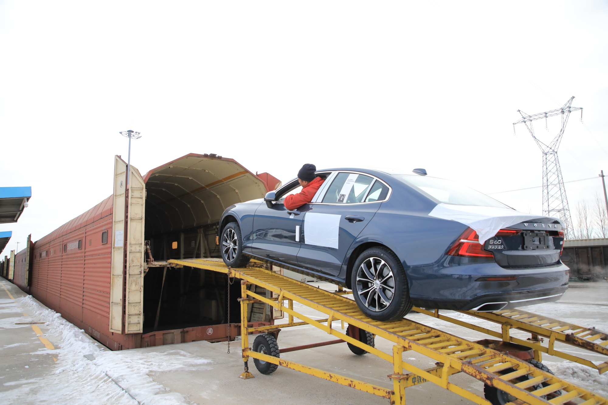 哈尔滨铁路助力大庆商品汽车外运 累计发运突破10000台_央广网