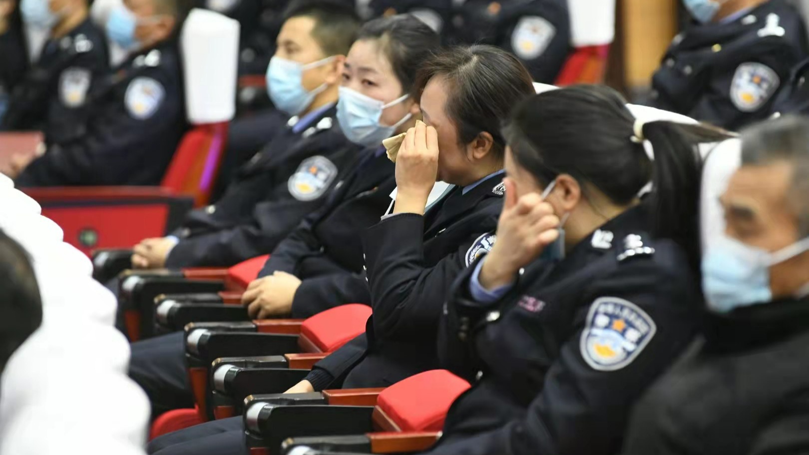 民警冯中成先进事迹首场报告会在石柱举行