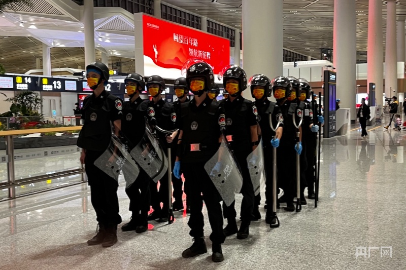 机场内整装待发的防爆安保人员 央广网记者 蔡文娟 摄