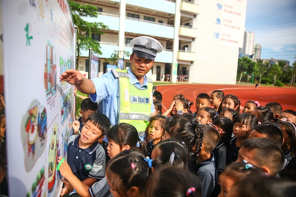 海口交警开展交通安全宣传活动(图片来源:视觉中国)